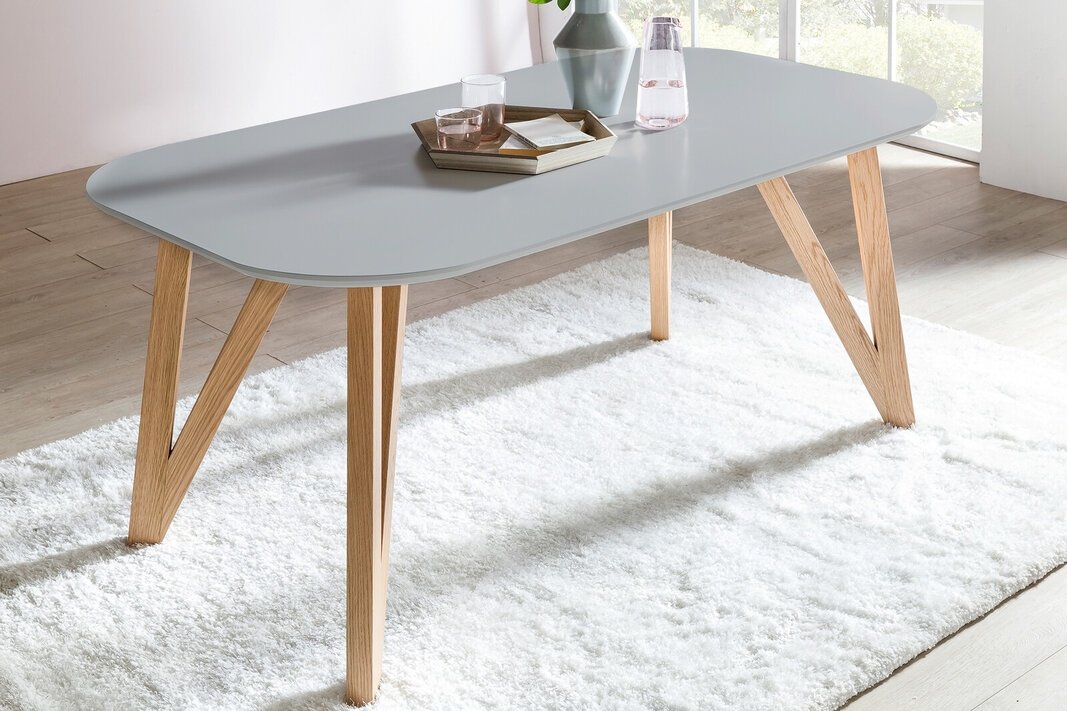 stalas su natūralaus ąžuolo kojelėmis, minimalistinis, modernaus dizaino