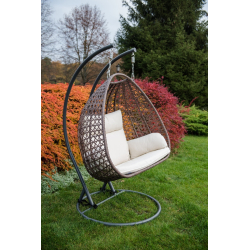futuristinio dizaino krėslas-kokonas, minimalistinis, su pagalvėm, medinis